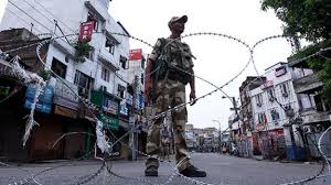 जम्मू-कश्मीर: सरकारी कर्मचारियों को काम पर लौटने का आदेश, 70 अलगाववादियों को लाया गया आगरा