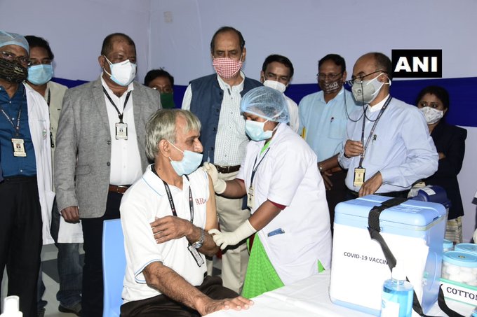 एम्स के पूर्व निदेशक और एसओए विश्वविद्यालय के कुलपति डॉ. अशोक महापात्र कोरोना की वैक्सीन लगवाते हुए