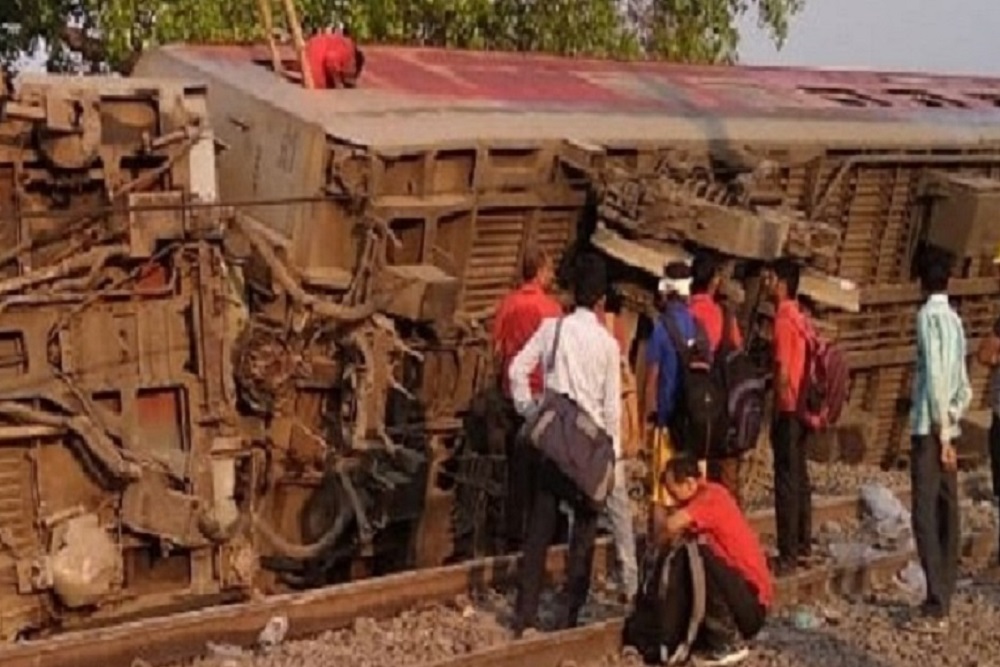 कानपुर के पास पूर्वा एक्सप्रेस के 12 डिब्बे पटरी से उतरे, 11 ट्रेन की गई रद्द