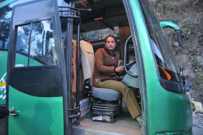 हिमाचल रोडवेज की पहली महिला ड्राइवर बनीं सीमा ठाकुर, जाने कहां तक हासिल की है शिक्षा
