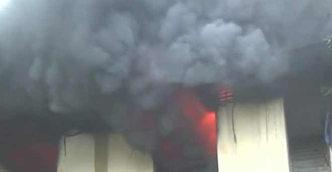 मुंबई में दुकान में आग लगी, 12 मरे