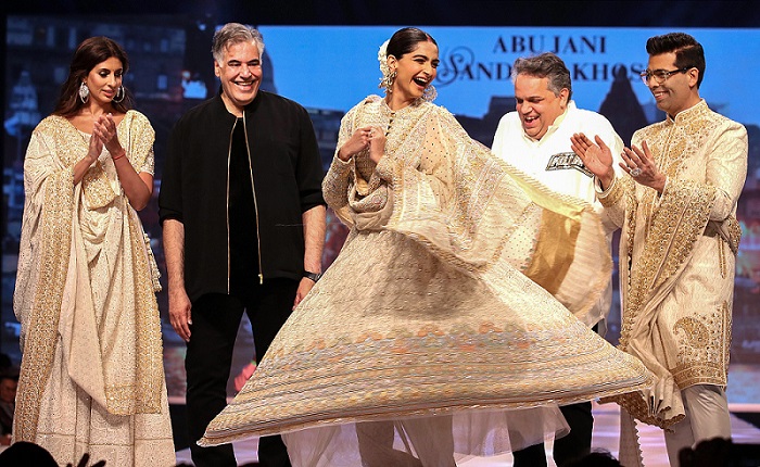 मुबंई में 'केयरिंग इन स्टाइल' फैशन शो के दौरान बॉलीवुड अदाकारा सोनम कपूर आहूजा, फिल्म निर्देशक करण जौहर और श्वेता बच्चन नंदा