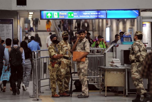 दिल्ली के राजीव चौक मेट्रो स्टेशन पर कोरोन वायरस के मद्देनजर मास्क पहने केंद्रीय औद्योगिक सुरक्षा बल के जवान