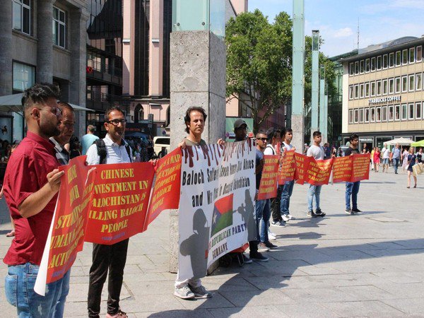 जर्मनी: बलूचिस्तान में जबरन गायब (enforced disappearances) कर दिए जाने के खिलाफ विरोध प्रदर्शन करते बीआरपी कार्यकर्ता।