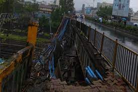 महाराष्ट्र: चंद्रपुर में फुटओवर ब्रिज का हिस्सा गिरने से एक की मौत, 12 घायल
