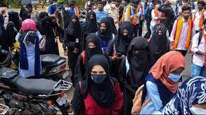कर्नाटक हाईकोर्ट में सरकार ने फिर दोहराया- हिजाब आवश्यक धार्मिक प्रथा नहीं, ऐसे मामलों को शैक्षणिक संस्थानों से बाहर रखना चाहिए