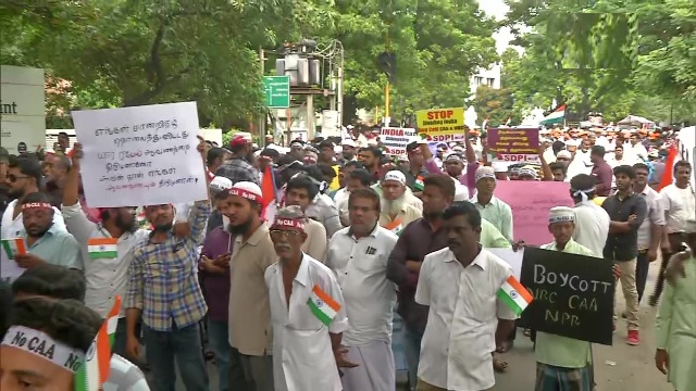 चेन्नई में सीएए, एनपीआर और एनआरसी के खिलाफ विरोध प्रदर्शन करते सोशल डेमोक्रेटिक पार्टी ऑफ इंडिया (एसडीपीआई) के कार्यकर्ता