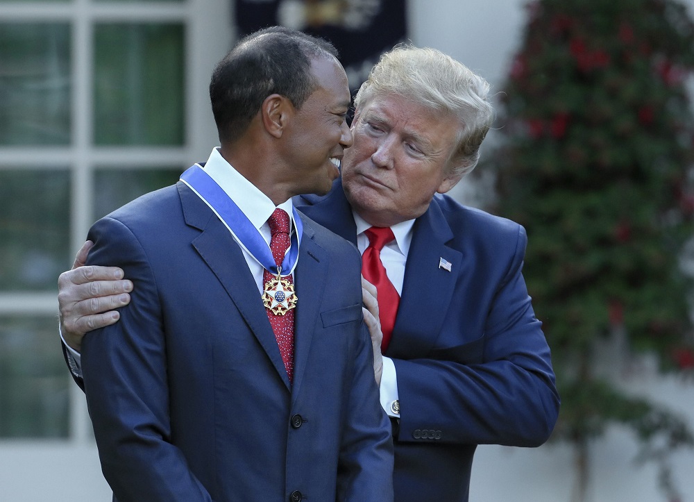 अमेरिकी राष्ट्रपति डोनाल्ड ट्रम्प ने वाशिंगटन में व्हाइट हाउस के रोज गार्डन में एक समारोह के दौरान टाइगर वुड्स को प्रेसिडेंशियल मेडल ऑफ फ्रीडम प्रदान किया।