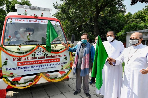 नई दिल्ली में एक मोबाइल क्लिनिक को हरी झंडी दिखाते केंद्रीय अल्पसंख्यक मामलों के मंत्री मुख्तार अब्बास नकवी