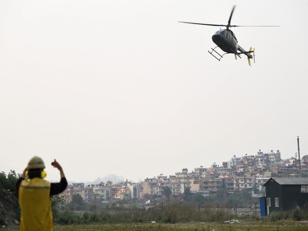 नेपाल में छह लोगों को लेकर जा रहा हेलीकॉप्टर माउंट एवरेस्ट के समीप लापता