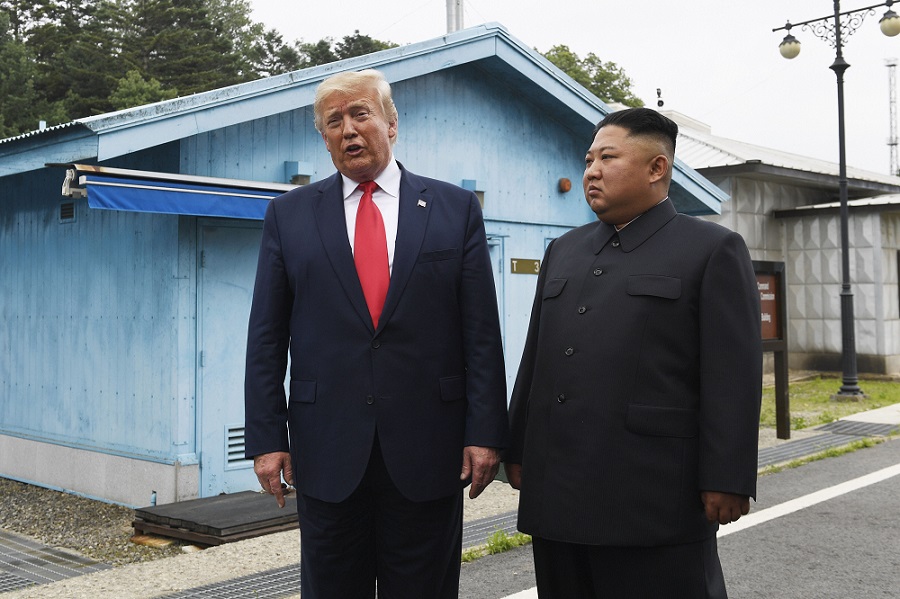 अमेरिकी राष्ट्रपति डोनाल्ड ट्रम्प कोरियाई प्रायद्वीप को विभाजित करने वाले असैन्यकृत क्षेत्र पहुंचे, जहां उन्होंने उत्तर कोरियाई नेता किम जोंग-उन से मुलाकात की