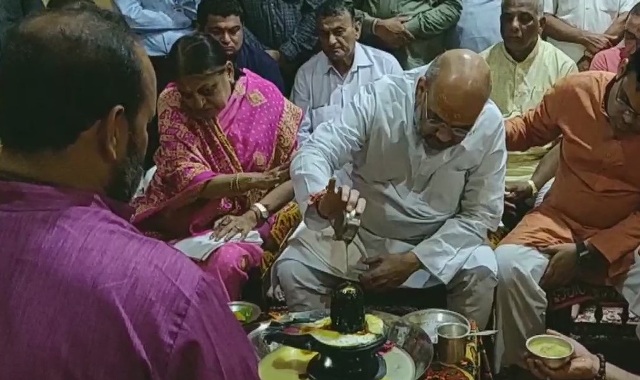 गुजरात के सोमनाथ मंदिर में पूजा अर्चना करते भाजपा अध्यक्ष अमित शाह