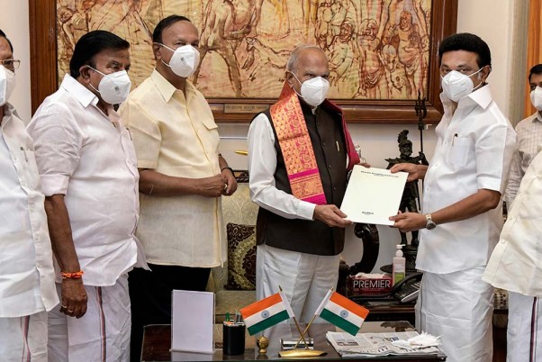 चेन्नई के राजभवन में डीएमके अध्यक्ष एमके स्टालिन ने की तमिलनाडु के राज्यपाल बनवारी लाल पुरोहित से मुलाकात