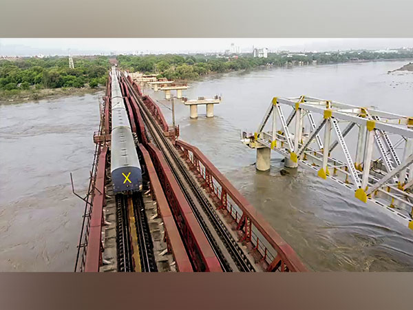 दिल्ली: यमुना का जलस्तर खतरे के निशान से ऊपर, ‘ओल्ड रेलवे ब्रिज’ रेल यातायात के लिए बंद