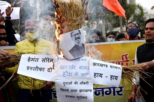 रांची के अखिल भारतीय विद्यार्थी परिषद के सदस्यों ने विरोध प्रदर्शन कर जलाया झारखंड के मुख्यमंत्री हेमंत सोरेन का पुतला
