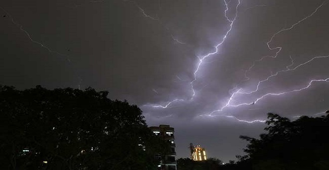 आज पूर्वोत्तर समेत कई राज्यों में आ सकता तूफान, दिल्ली में फिर चल सकती है तेज हवाएं