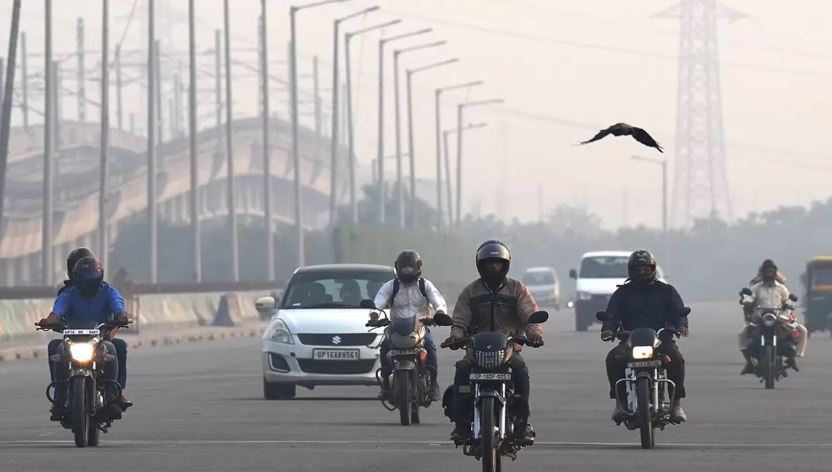 'खराब' श्रेणी में बरकरार है दिल्ली की वायु गुणवत्ता, जानें कैसा रहेगा मौसम