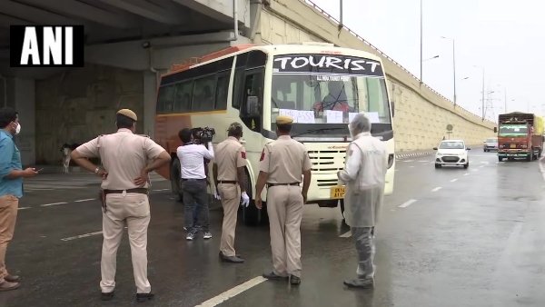 दिल्ली आ रहे थे 14 जापानी टूरिस्ट, पुलिस ने यूपी बॉर्डर पर बस को रोका