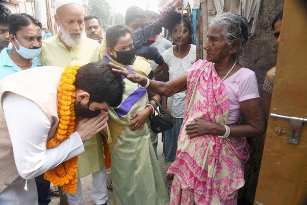 विधानसभा चुनाव के लिए पटना में डोर-टू-डोर कैंपेन के दौरान एक बुजुर्ग महिला से आशीर्वाद लेते बांकीपुर सीट से कांग्रेस के उम्मीदवार लव सिन्हा