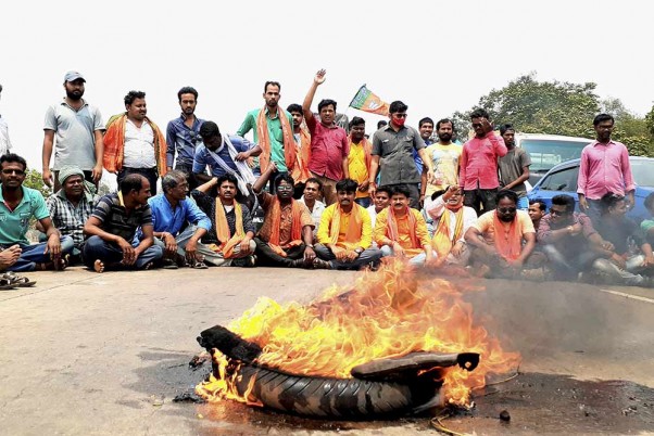 पश्चिम मिदनापुर हाईवे को ब्लॉक कर विरोध प्रदर्शन करते भाजपा कार्यकर्ता
