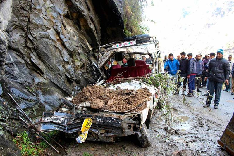 हिमाचल प्रदेश के कुल्लू जिले के खलनाला के पास भूस्खलन के बाद मलबे के नीचे दबी कार...