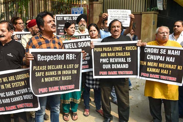 नई दिल्ली में  भारतीय रिजर्व बैंक भवन के बाहर  बैंक संकट पर विरोध प्रदर्शन करते पीएमसी बैंक के ग्राहक