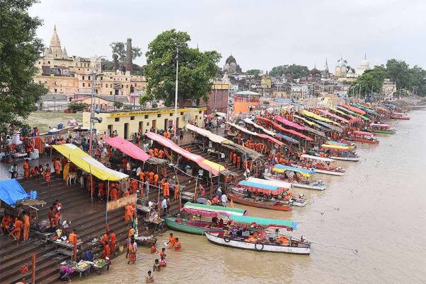 अयोध्या में सरयू नदी के तट पर स्नान करते शिव भक्त