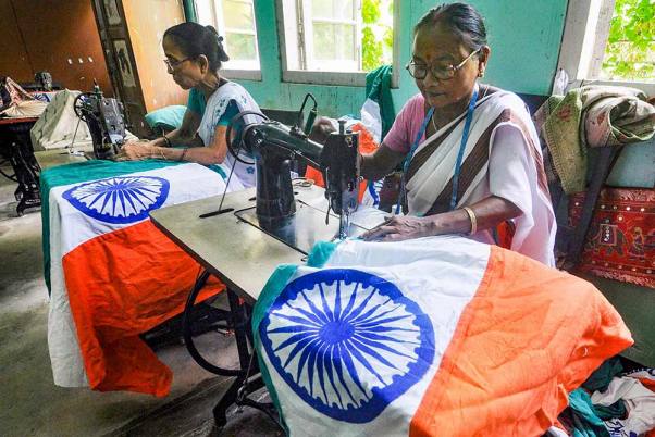 असम खादी और ग्रामोद्योग बोर्ड में स्वतंत्रता दिवस के पहले भारत के राष्ट्रीय ध्वज की सिलाई करती महिलाएं
