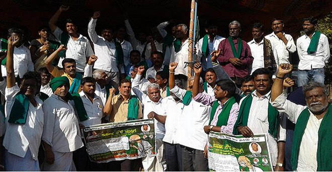 कर्नाटक : गन्ना बकाया भुगतान के लिए किसान विधानमंडल परिसर में घुसे