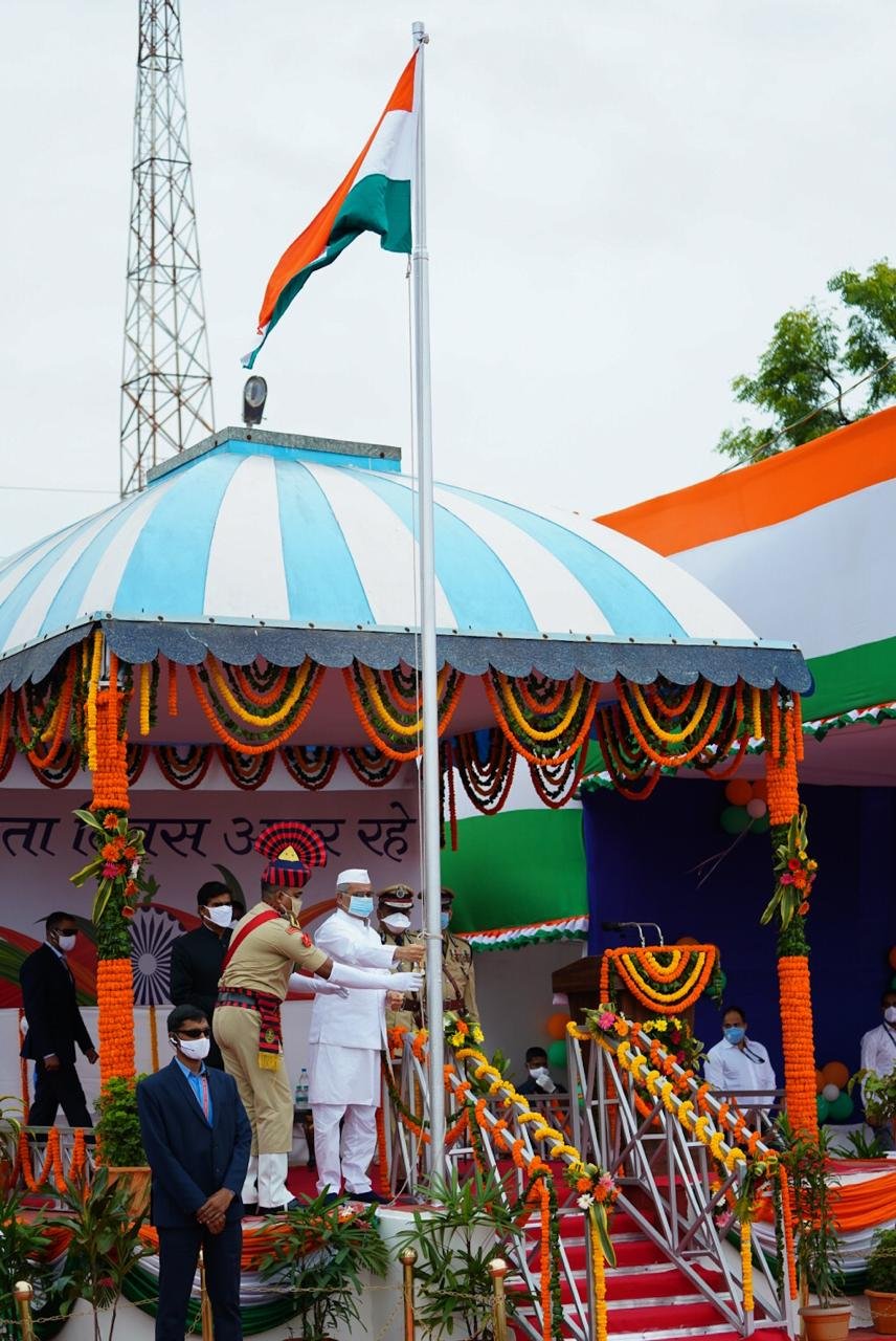 छत्तीसगढ़ के रायपुर में स्वतंत्रता दिवस पर राष्ट्रीय ध्वज फहराते मुख्यमंत्री भूपेश बघेल
