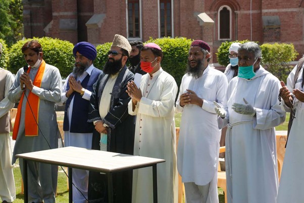 लाहौर के एक चर्च में कोराेना वायरस पीड़ितों के साथ एकजुटता व्यक्त करने के लिए अंतर धार्मिक प्रार्थनाओं में भाग लेते पाकिस्तान अंतर्राज्यीय सद्भाव के कार्यकर्ता
