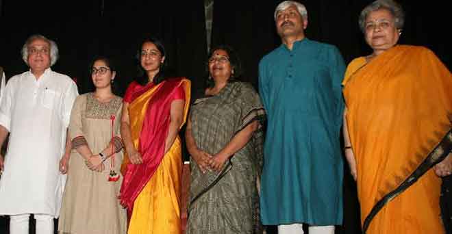 प्रियंका और रक्षा को चमेली देवी पुरस्कार