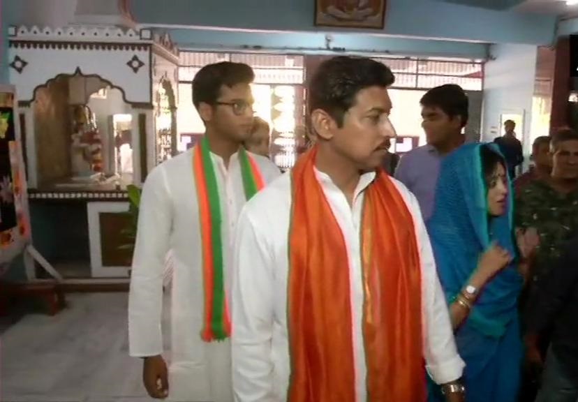 केंद्रीय मंत्री राज्यवर्धन सिंह राठौड़ और उनकी पत्नी गायत्री राठौर जयपुर में अपना वोट डालने एक मतदान केंद्र पर पहुंचे