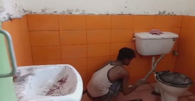 यूपी: हरदोई में सीएम योगी के दौरे से पहले टॉयलेट के टाइल्स भी हुए भगवा
