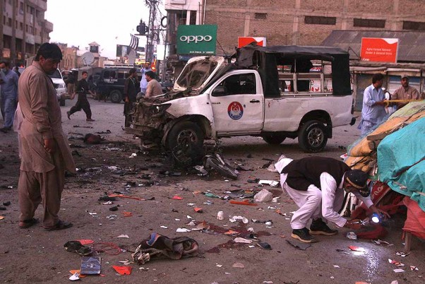 पाकिस्तान के क्वेटा में हुए बम धमाके की जगह पर साक्ष्य जुटाते अधिकारी