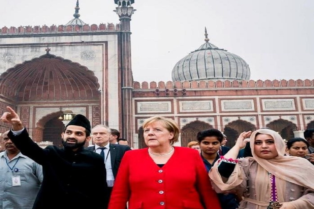 दिल्ली स्थित जामा मस्जिद का दौरा करतीं जर्मनी की चांसलर एंजेला मर्केल, तीन दिवसीय भारत दौरे पर हैं मर्केल
