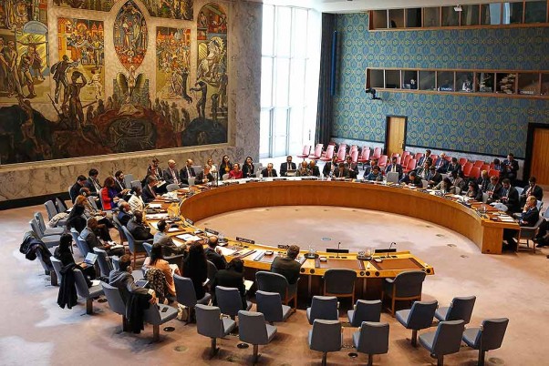सीरिया मामले पर संयुक्त राष्ट्र सुरक्षा परिषद के कक्ष में एक बैठक के लिए इकट्ठा हुए परिषद के सदस्य