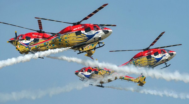 गाजियाबाद में 87 वें भारतीय वायु सेना दिवस समारोह के लिए रिहर्सल के दौरान एरोबेटिक स्टंट करते भारतीय वायु सेना के सारंग हेलीकॉप्टर