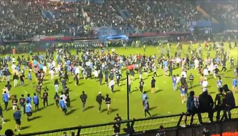 इंडोनेशिया: फुटबॉल मैच के दौरान हिंसा, भगदड़ में 127 लोगों की मौत