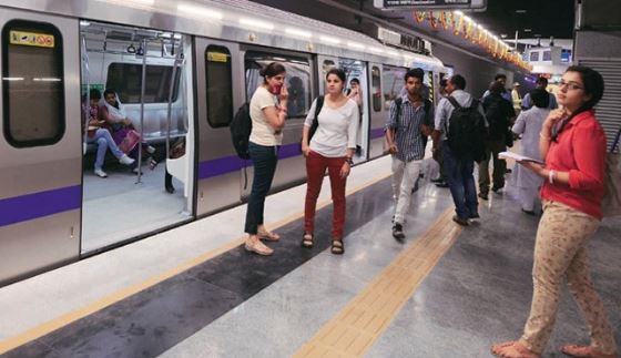 किराया बढ़ने के बाद दिल्ली मेट्रो के यात्रियों की संख्या में आई कमी