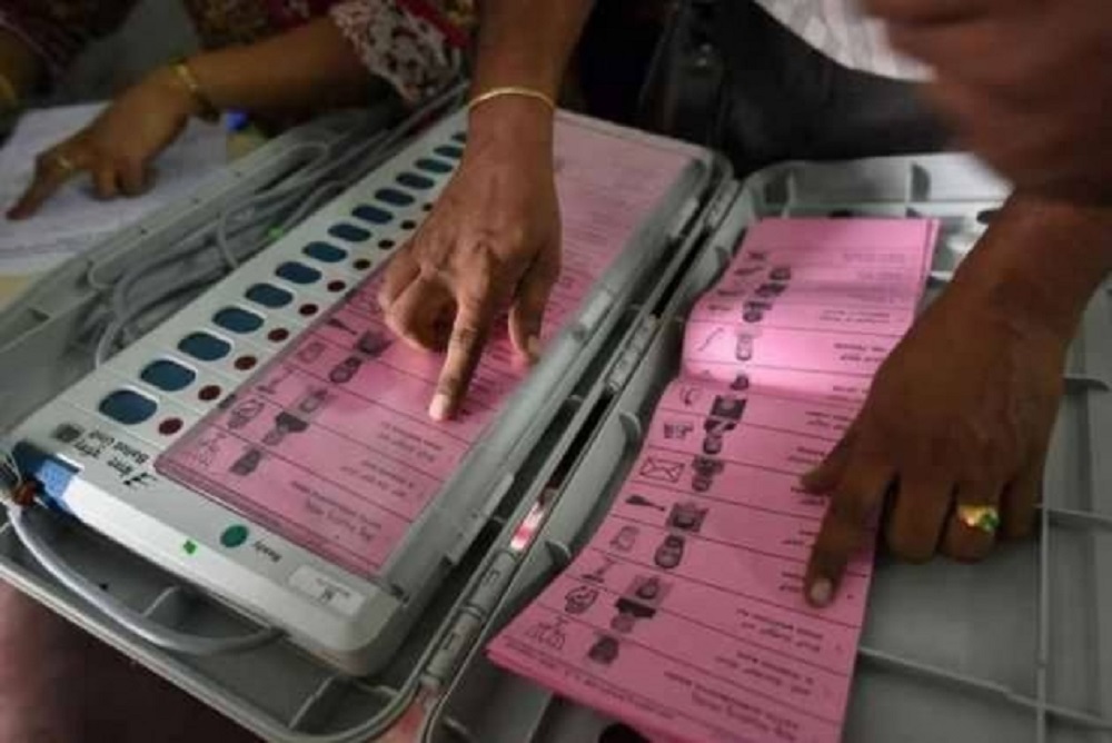 विपक्ष का चुनाव आयोग से शिकायत- ईवीएम में चुनाव चिह्न के साथ दिख रहा भाजपा का नाम