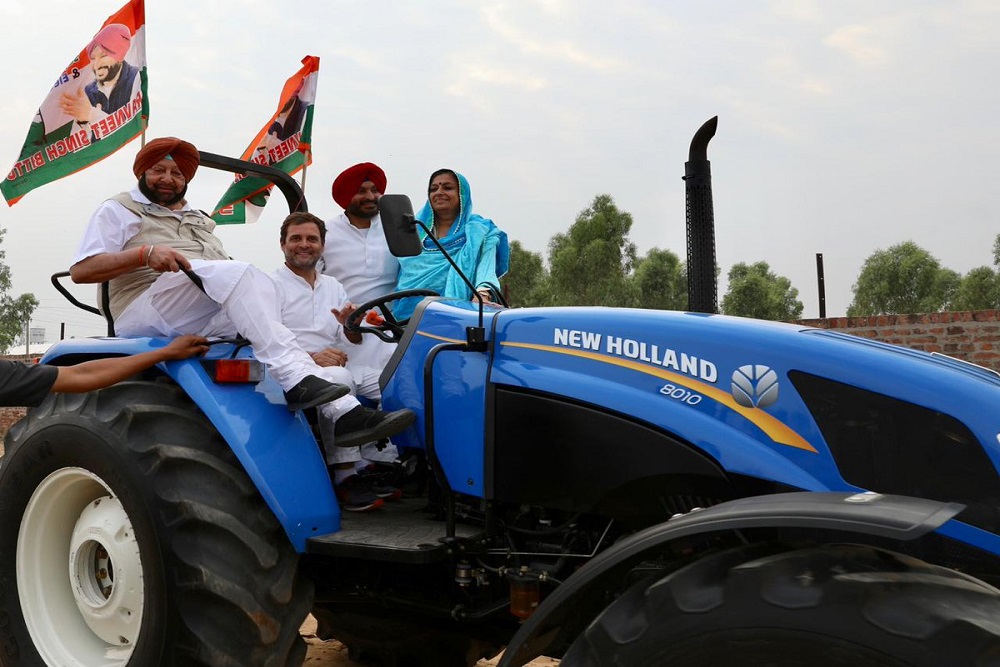 कांग्रेस अध्यक्ष राहुल गांधी लुधियाना में रैली से पहले ट्रैक्टर चलाते हुए, साथ में हैं पंजाब के मुख्यमंत्री कैप्टन अमरिंदर सिंह और सांसद रवनीत बिट्टू