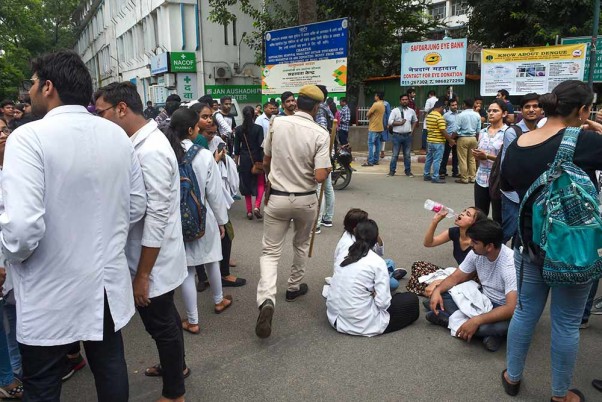 नई दिल्ली में सफदरजंग अस्पताल में नेशनल मेडिकल कमीशन (एनएमसी) बिल के खिलाफ विरोध प्रदर्शन करते मेडिकल छात्र
