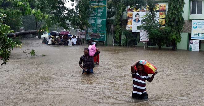 बाढ़ से चेन्नई में हाहाकार, सेना मदद में जुटी, एयरपोर्ट बंद