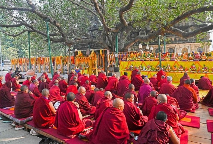 बोधगया के महाबोधि मंदिर में सामूहिक प्रार्थना में शामिल तिब्बती बौद्ध भिक्षु