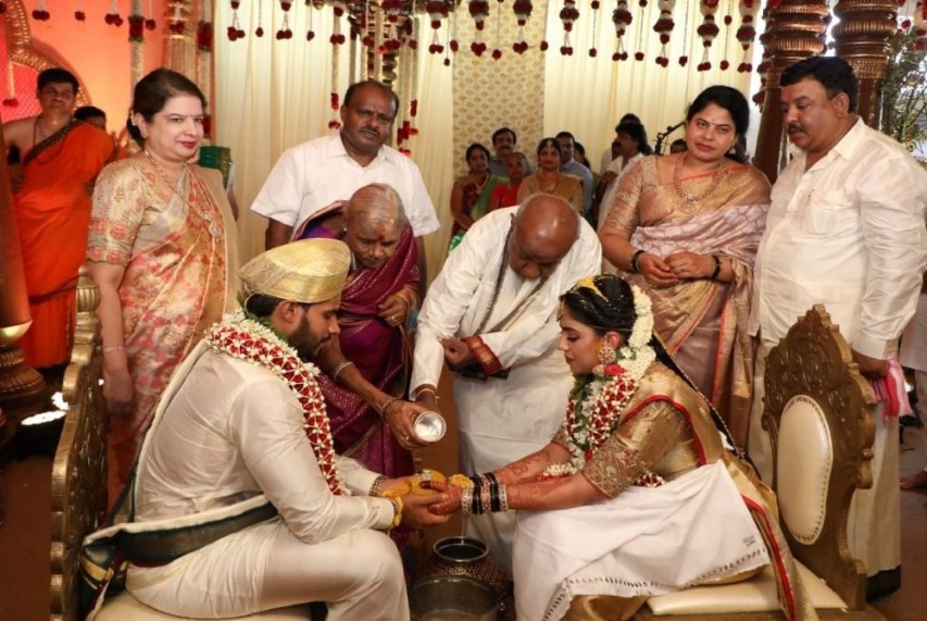 एचडी कुमारस्वामी के बेटे निखिल की शादी, सोशल डिस्टेंसिंग नियमों की अनदेखी का आरोप