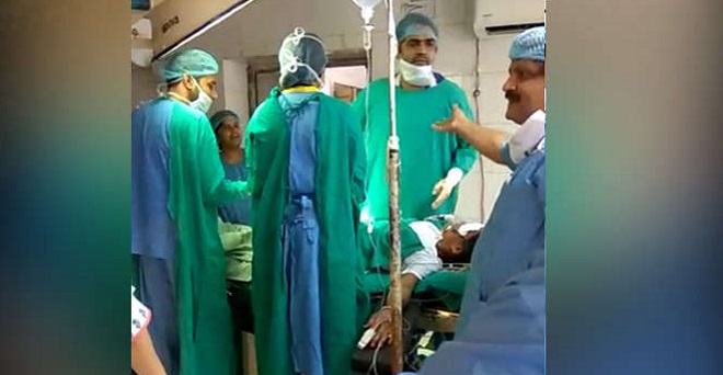 वीडियो: ऑपरेशन बीच में छोड़ आपस में लड़ने लगे डॉक्टर, बच्ची ने पैदा होते ही दम तोड़ा