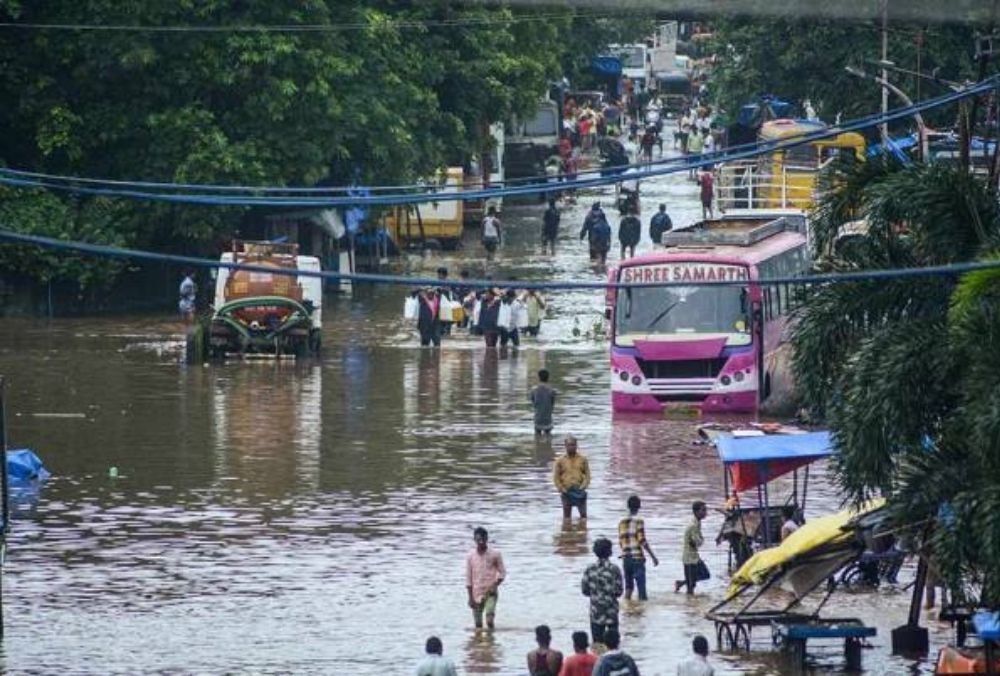बारिश की चपेट में महाराष्ट्र के तटीय इलाके, कई फीट तक भरा पानी, रेस्क्यू जारी