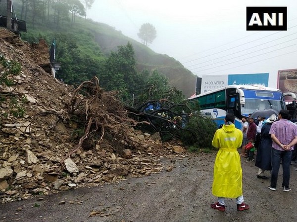 हिमाचल प्रदेश में बारिश का कहर जारी, मनाली में 20 लोगों को बचाया गया, राज्यभर में 300 लोग फंसे