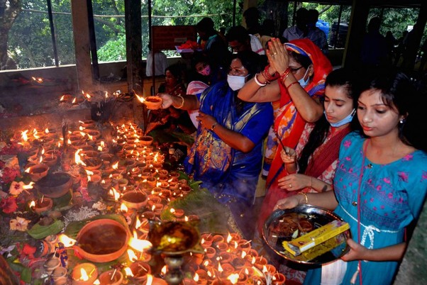 तेजपुर में दुर्गा पूजा उत्सव के अवसर पर ऐतिहासिक भैरवी मंदिर में प्रार्थना करते भक्त